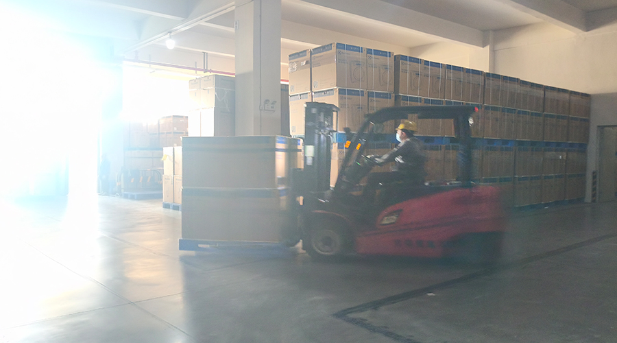 倉庫繁忙，每日多條柜滾筒干衣機(jī)發(fā)往全球