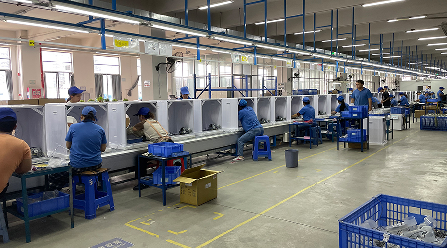 四月訂單高峰，車間繁忙景象