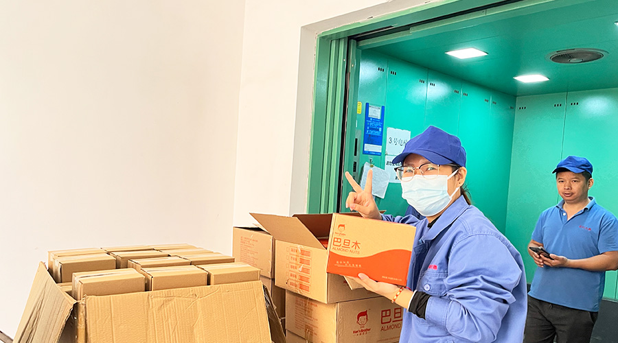 喜笑顏開！三八婦女節(jié)  金環(huán)電器發(fā)放禮品暖人心