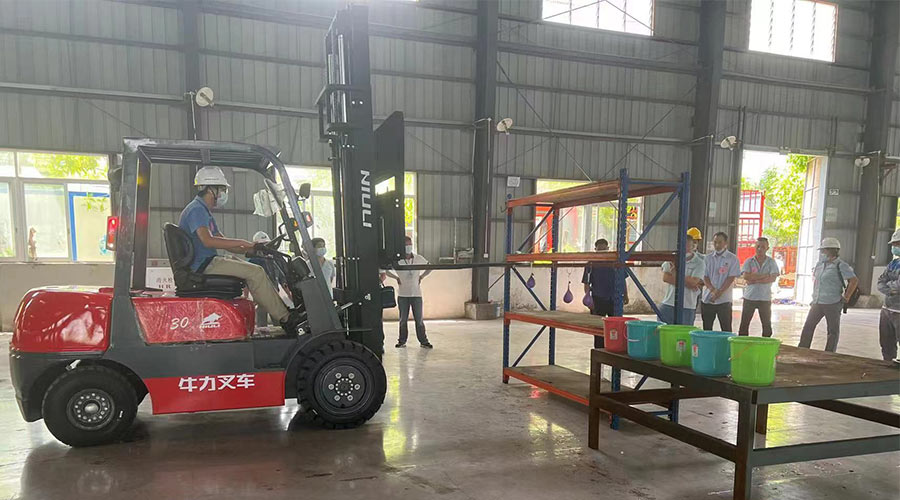 比技能 展風采！金環(huán)電器參與鶴城鎮(zhèn)第二屆企業(yè)職工叉車技能競賽